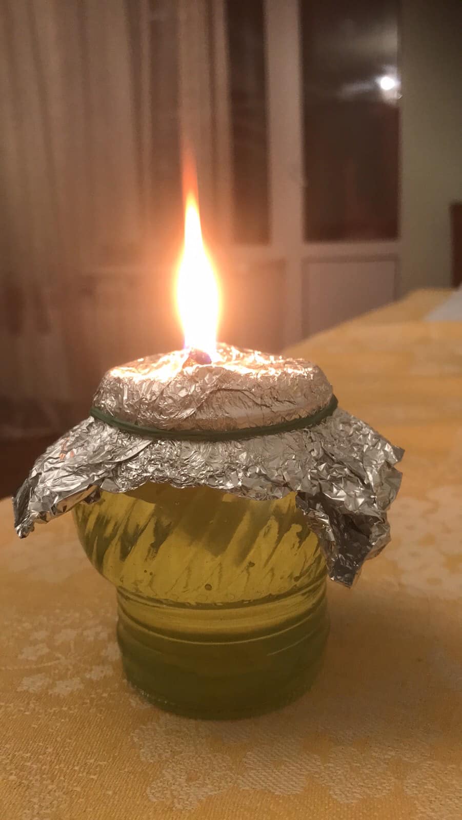 Как сделать каганок без парафина: вам нужны масло, вода и кусочек ваты